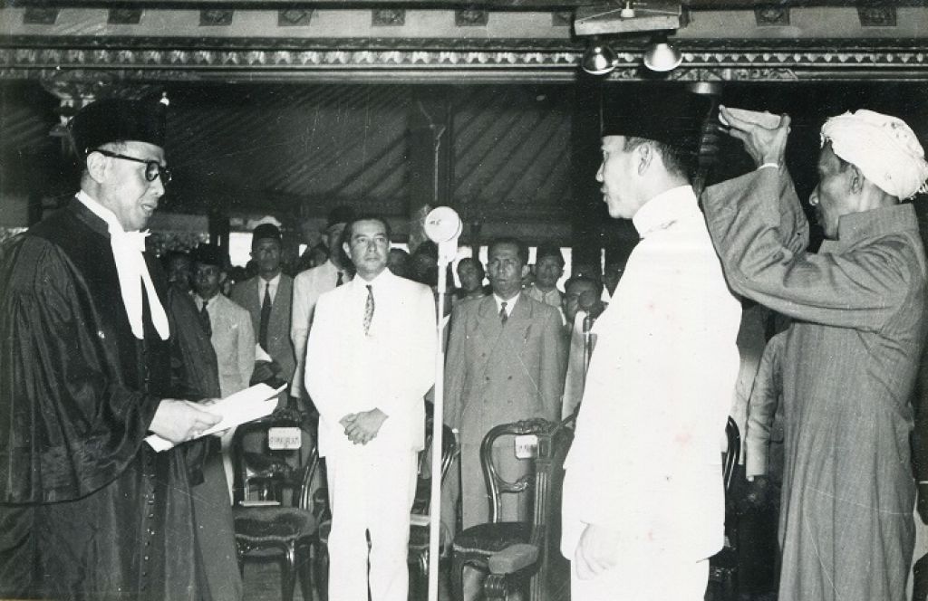 Proses Pelantikan Soekarno menjadi Presiden RI Pertama.jpg